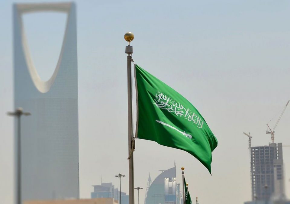 السعودية توجه صفعة قوية للمقيمين وتعلن عن توطين شامل لـ28 وظيفة جديدة ممتلئة بالوافدين .. تعرف عليها!