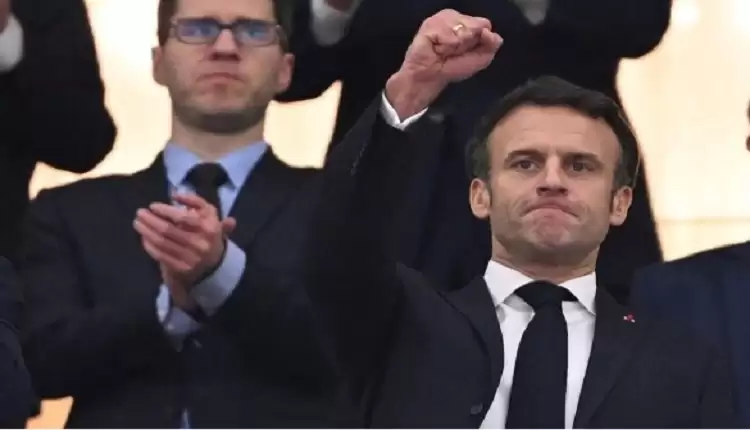 ما فعله الرئيس الفرنسي في مونديال قطر بعد صافرة النهاية فجر ضجة.. الجمهور مصدوم من تصرفه الغريب وسط الملعب!!