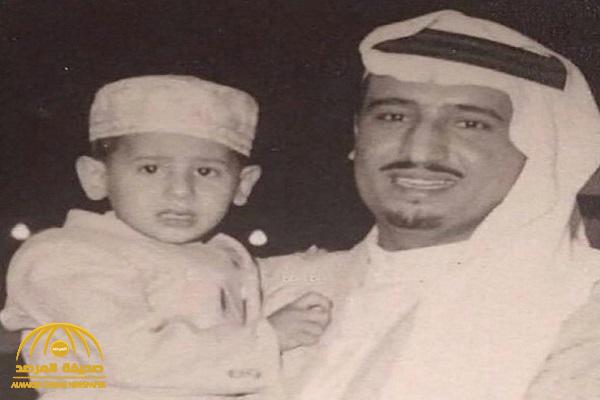  شاهد .. صورة نادرة لخادم الحرمين " الملك سلمان "  يحمل طفلاً أصبح وزيراً الآن !