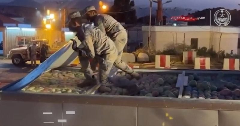 شاهد بالصورة.. إحباط محاولات تهريب 21 طن من القات وأكثر من طن حشيش في طريقها للسعودية