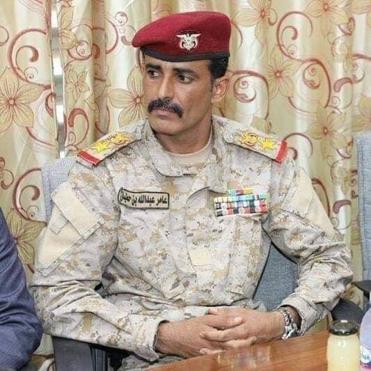 بالأسم والصورة .. قائد عسكري بارز أسقط علم الإنفصال وأوهام المجلس الانتقالي .. ( شاهد )