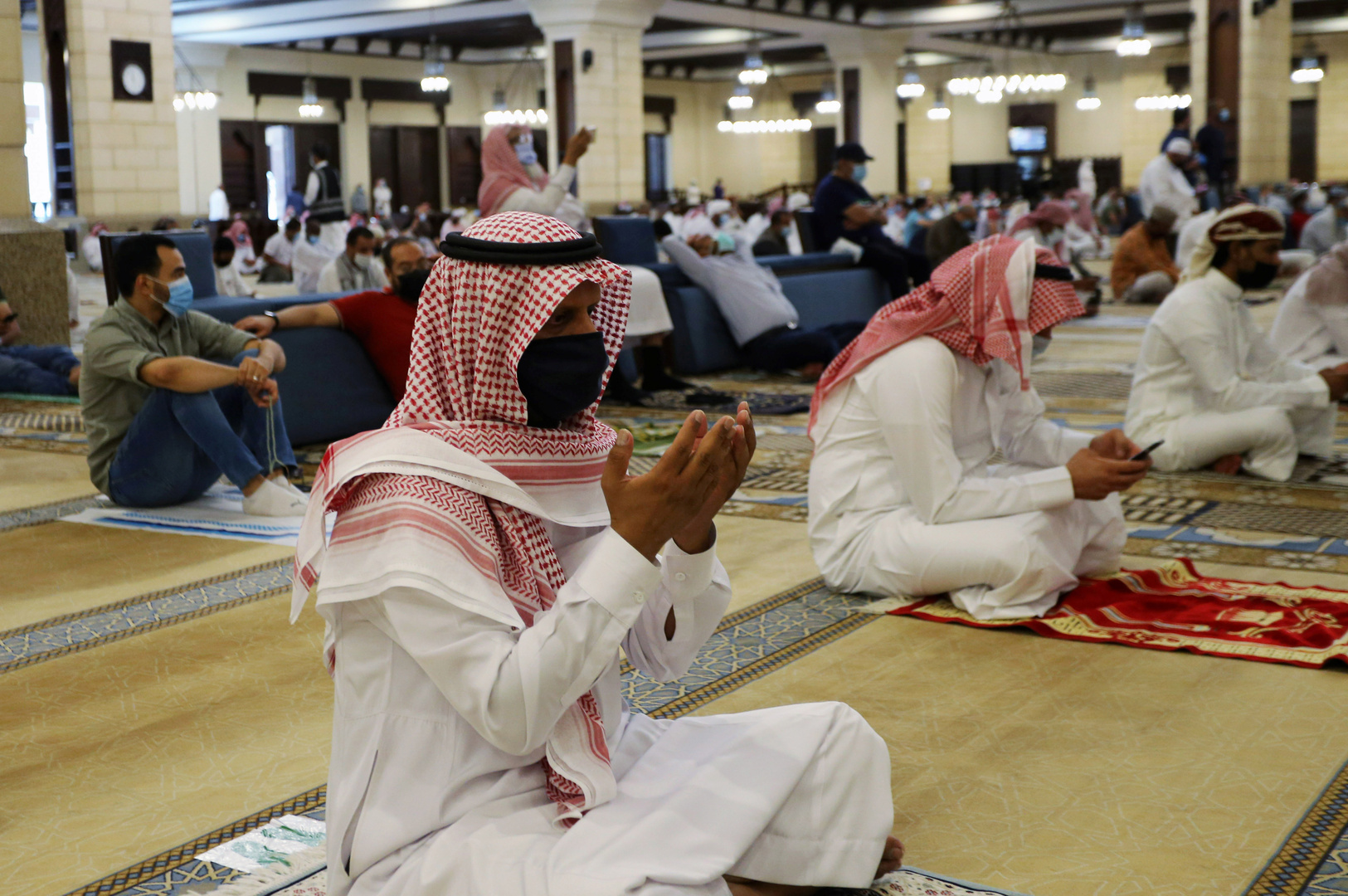 قرار سعودي صادم حول صلوات وخطب المساجد في رمضان.. يمنع هذا الأمر نهائيا !