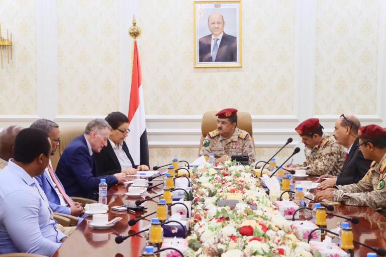 وزير الدفاع اليمني يكشف عن فضيحة أممية حوثية ..هذه السفن تصل إلى ميناء الحديدة دون تفتيش دولي