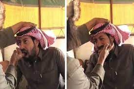 شاهد..معالج في السعودية يتسبب بضجةبعد أن وضع أصابعه داخل حلق شخص مريض وكأنه سيقتله