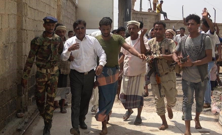 برلماني مؤتمري بارز يزور مسقط رأسه لاول مرة منذ تحريرها من قبضة الحوثيين (صورة )