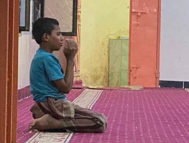  هل تذكرون الطفل الذي ظهر باكيا ومناجيا الله في إحدى المساجد بشبوه؟.. هكذا أصبح اليوم (صورة)