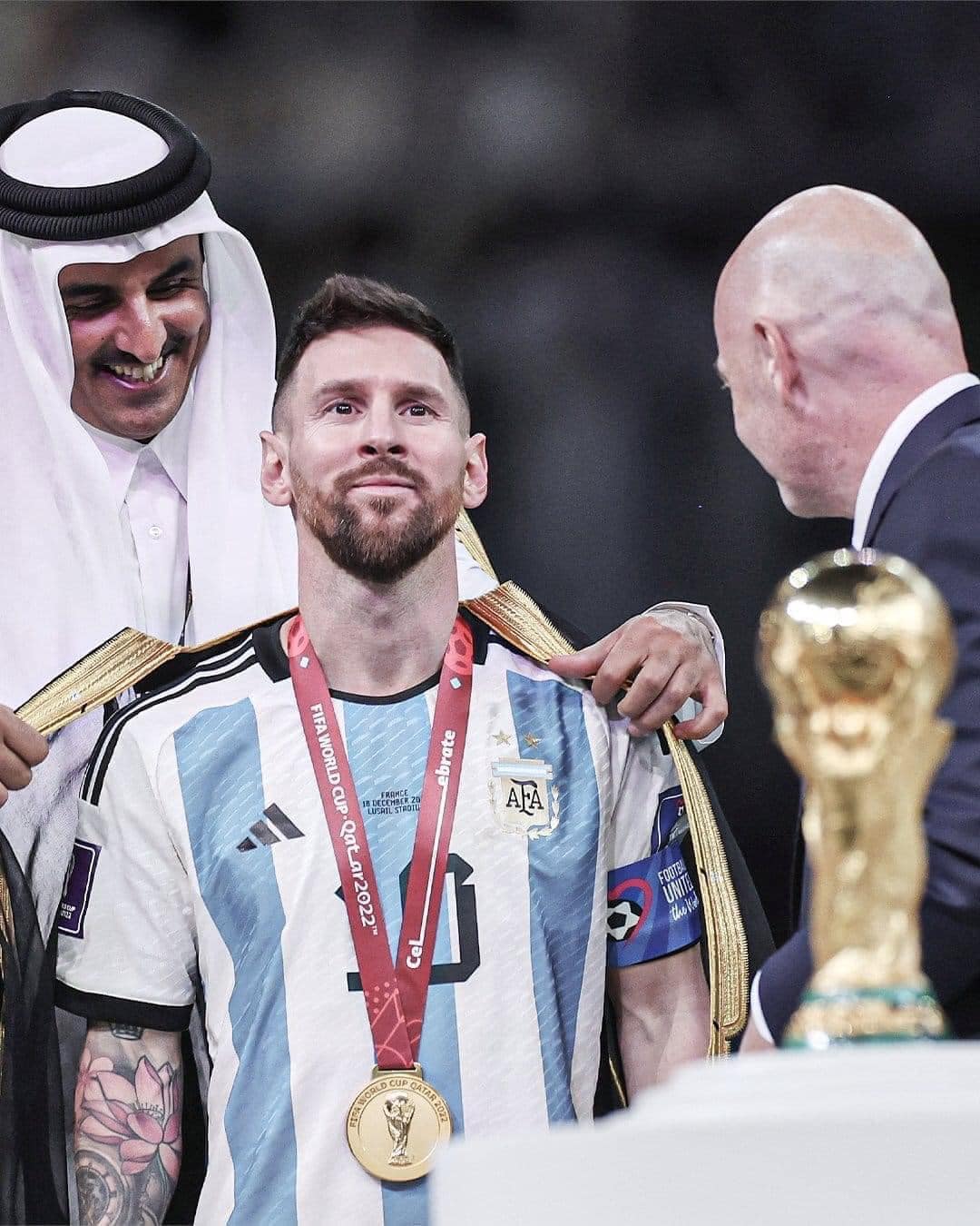 الكشف عن الدولة التي صنعت "البشت" الذي ألبسه أمير قطر لميسي
