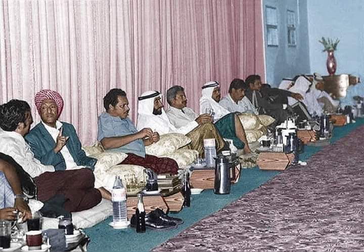  الحاكم العربي الذي أحب اليمنيين تجمعه جلسة مقيل مع الرؤساء سالم ربيع وعلي ناصر .. صورة