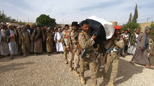 اثناء تشييعه لنجله الشهيد ..محافظ الجوف يوجه رسالة تحدي للحوثيين ويتعهد بتحقيق "النصر الكبير" الذي ينتظره اليمنيين ( صورة)