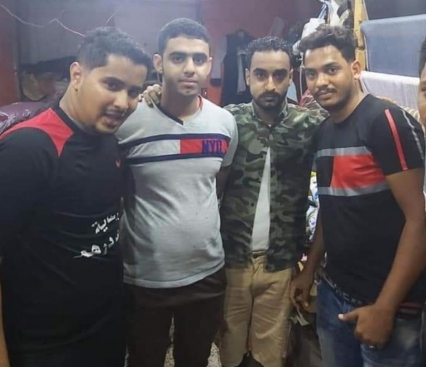 مكأفاة تمنحها الحكومة اليمنية للشباب الاربعة الذين جازفوا بحياتهم لإنقاذ رجل جرفته السيول في عدن ( فيديو صورة ) 