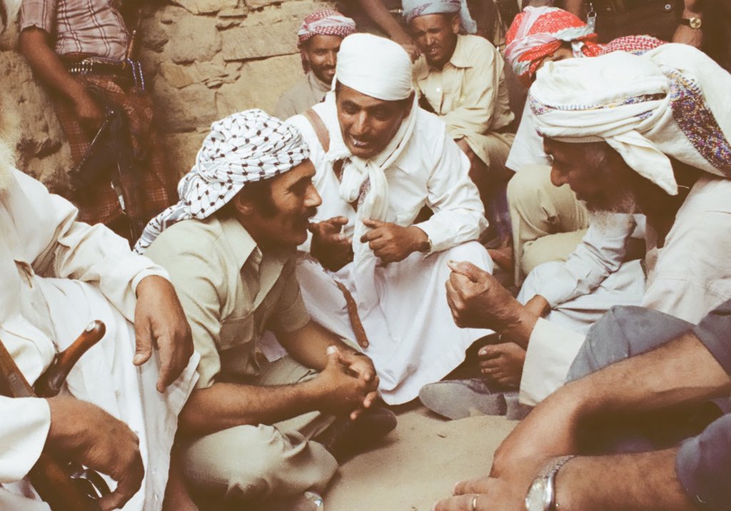 تداول على نطاق واسع  في مواقع التواصل لهذه الصورة النادرة للرئيس " صالح " الشيخ علي بن حسن معيلي ومع مشايخ ورجال دوله
