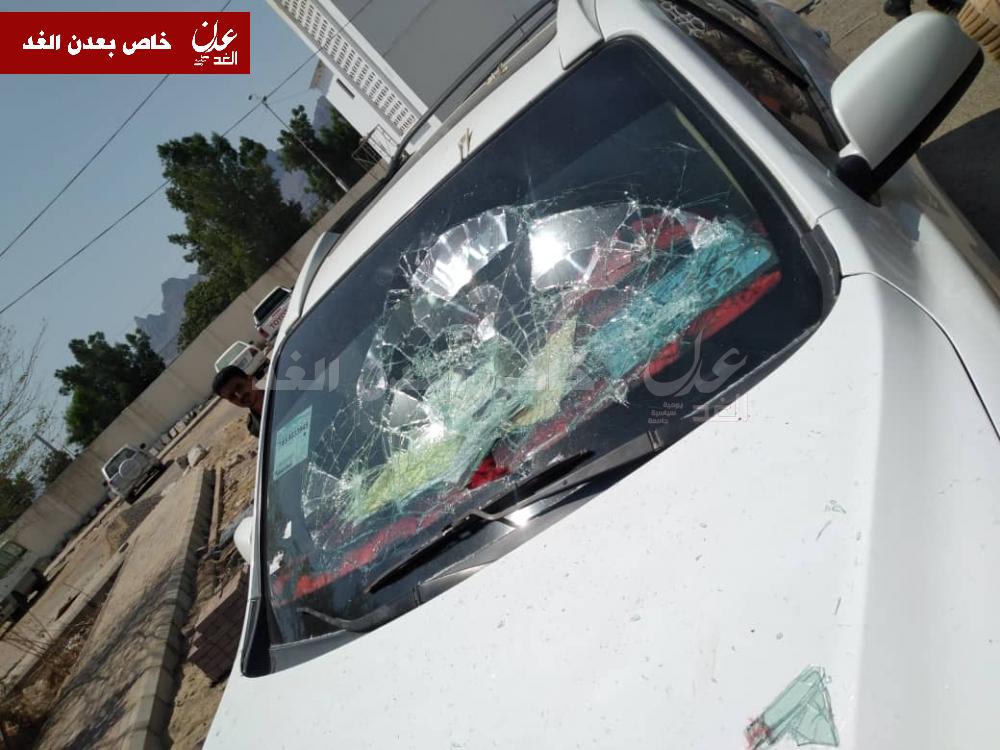 العلم الجمهوري الوحدي .. يتسبب بتعليق  اعمال نادي القضاة  في عدن عقب الاعتداء على احد القضاة (صورة الاعتداء )