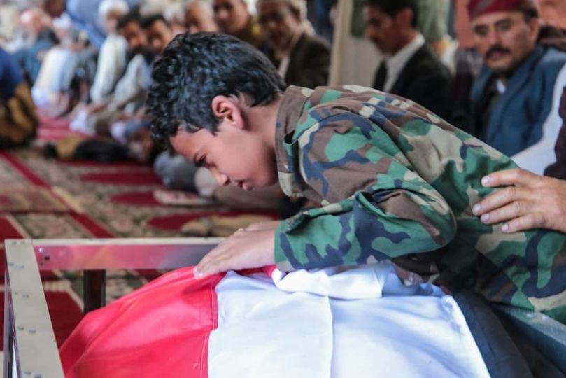 شاهد صورة الطفل  الذي  أبكى اليمنيين وهو يلقي نظرة الوداع الأخيرة لوالده الذي اسشتهد دفاعاص عن الارض 