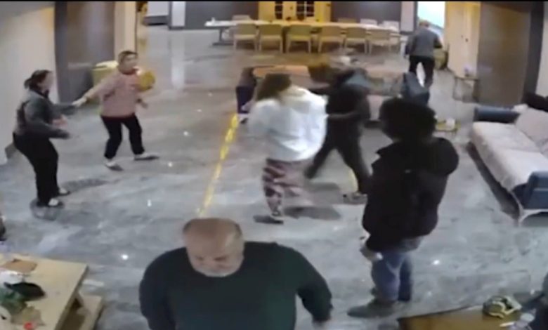 عاجل .. شاهد بالفيديو هلع ورعب داخل منزل لحظة ضرب الزلزال في تركيا قبل قليل