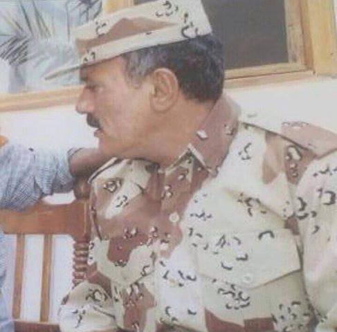 اول صورة للرئيس " علي صالح " مرتدياً بزته العسكرية لقوات الصاعقة والتي تعد الأولى من نوعها .. وانتشار واسع على مواقع التواصل الاجتماعي 