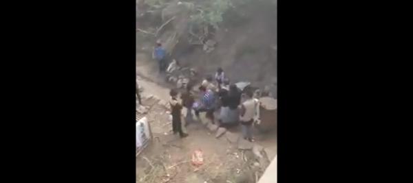 شاهد بالفيديو الحوثيون يعتدون  بأعقاب البنادق على مواطن يمني أمام أعين اولاده وزوجته  .. وحالة سخط واسعة