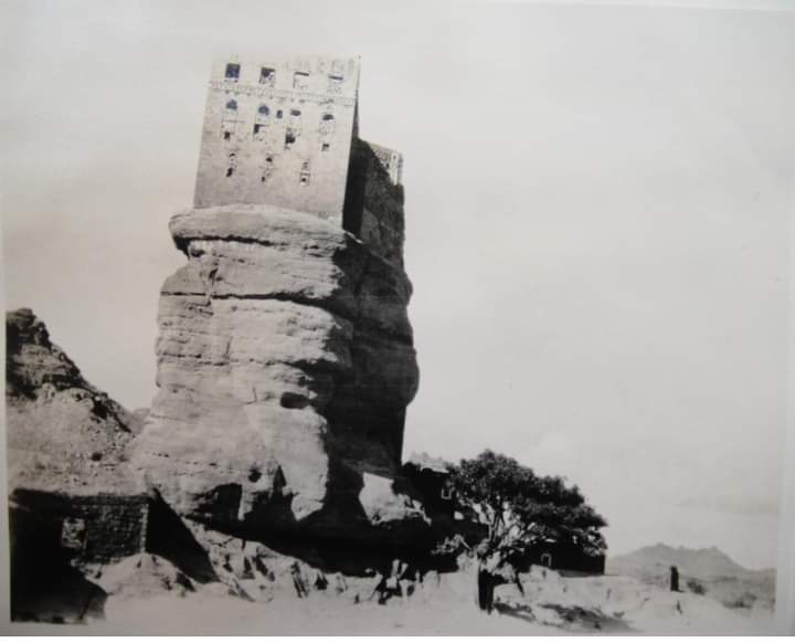 شاهد صورة نادرة جدا تنشر لاول مرة لدار الحجر في العاصمة صنعاء ألتقطت قبل تسعين عاما والمفاجزة من التقطها