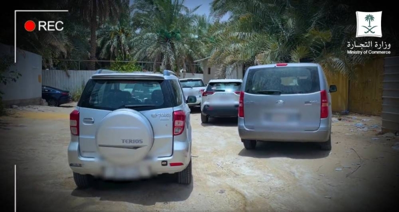 شاهد.. لحظة مداهمة مستودع في مزرعة مهجورة بالأحساء في السعوديةوعند تفتيشها كانت المفاجأة!
