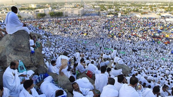 بيان سعودي عاجل بشأن التصوير وإمساك الهاتف أثناء أداء مناسك الحج