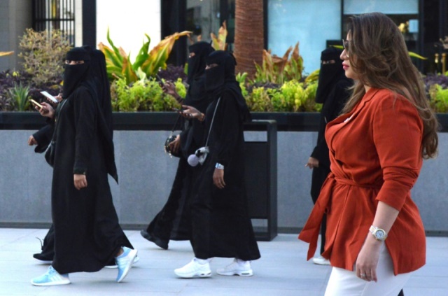 شاهد ثلاث فتيات في السعودية يكسرن كل الحواجز الاجتماعية ويفاجئن الجميع بهذا العمل لأول مرة!!