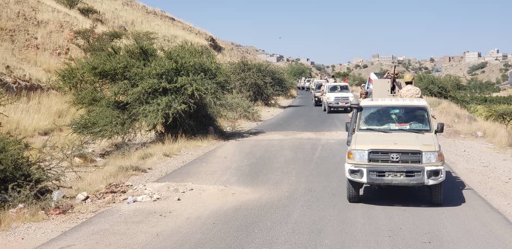 شاهد بالفيديو : حقيقة تصدر صور الرئيس الراحل " علي عبدالله صالح مقدمة مدرعات واطقم قوات الشرعية المنطلقة لحسم المعركة الكبرى قبل قليل