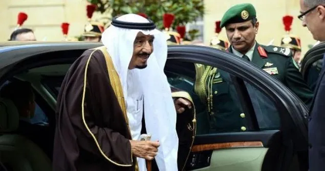 شاهد .. اول صور ة لسيارة "الملك سلمان" تفاجئ المواطنين والمقيمين في السعودية ( فيديو )