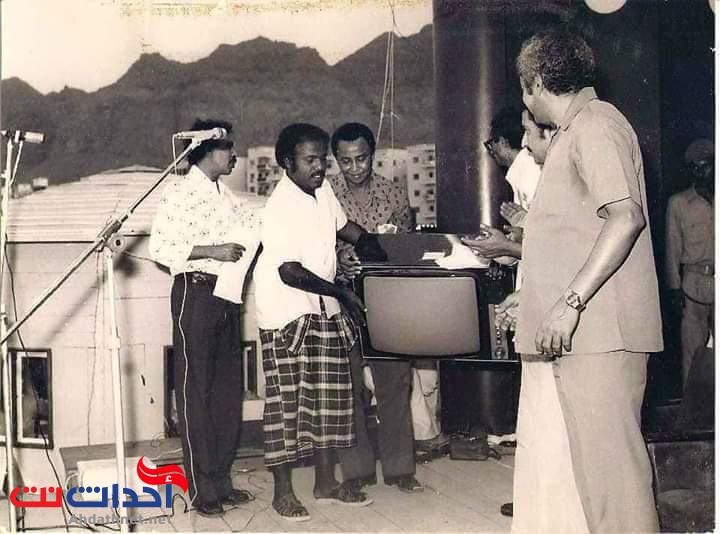 شاهد .. صورة نادرة للرئيس الأسبق في مهرجان بعدن توضح بساطته ووطنيته