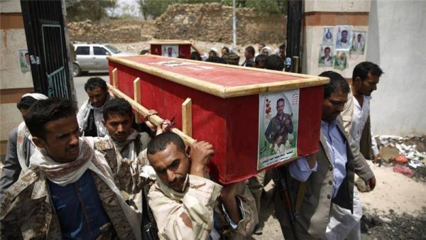 قتلوا في ظروف غامضة خلال أيام .. مليشيا الحوثي تشيع العشرات من عناصرها بصنعاء 