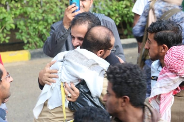 اعتبرتها الحكومة مسرحية مشكوفة وتهرب من الإلتزامات.. مليشيا الحوثي تؤجل الإفراج عن100 مختطف 