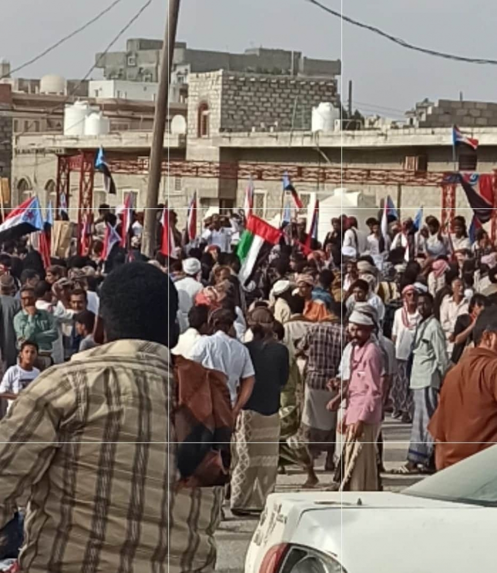 يحدث الان في الغيضة .. عشرات من انصار الانتقالي يحتجون على منعهم من تدشين فعاليات مركزية 