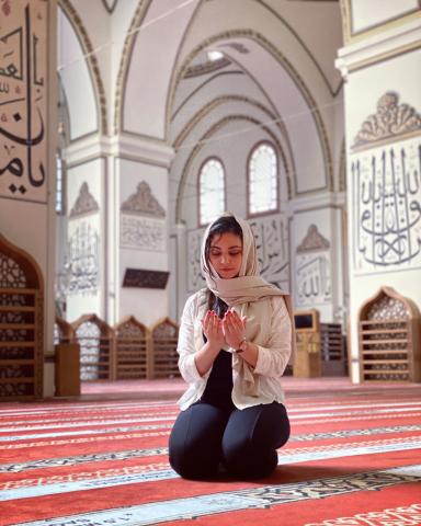 من هي المذيعة اليمنية  التي تعرضت للانتقاد اللاذع عقبَ قيامها بهذا الفعل في مسجد آيا صوفيا