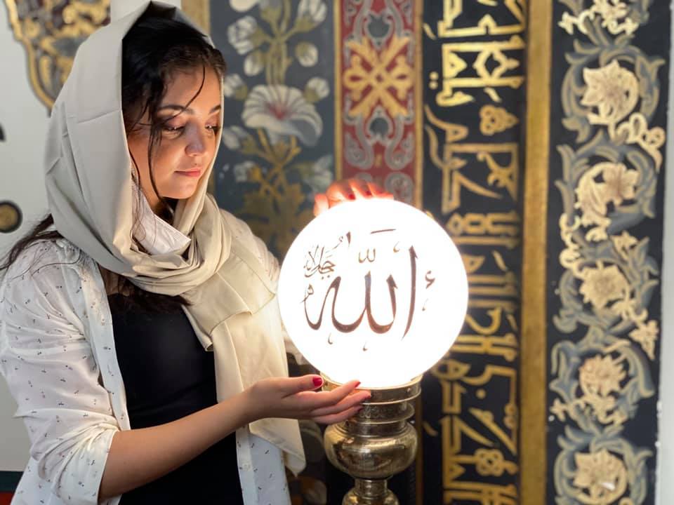 صورة جديدة للمذيعة اليمنية وسط مسجد أيا صوفيا .. أثارت تداولاً واسعاً بين الناس 