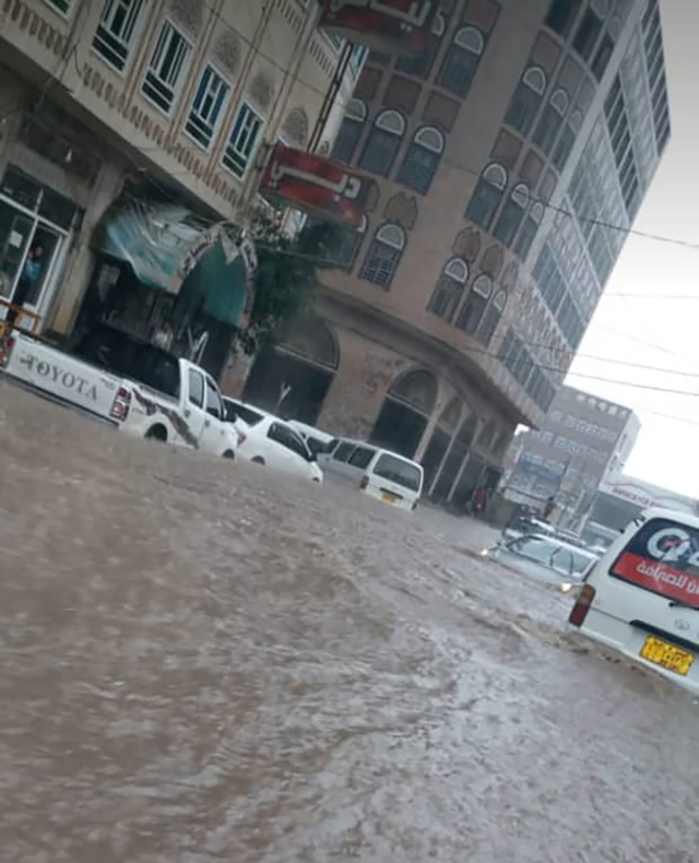 شاهد بالصور المرعبة.. الأحياء التي غرقت في العاصمة صنعاء نتيجة السيول الجارفة