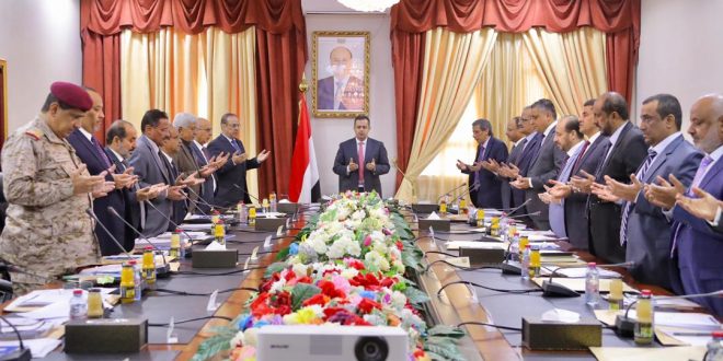 عاجل: بعد تخلف أعضاء وضغط شعبي.. الحكومة الجديدة تؤجل أداء اليمين الدستورية أمام الرئيس "هادي"