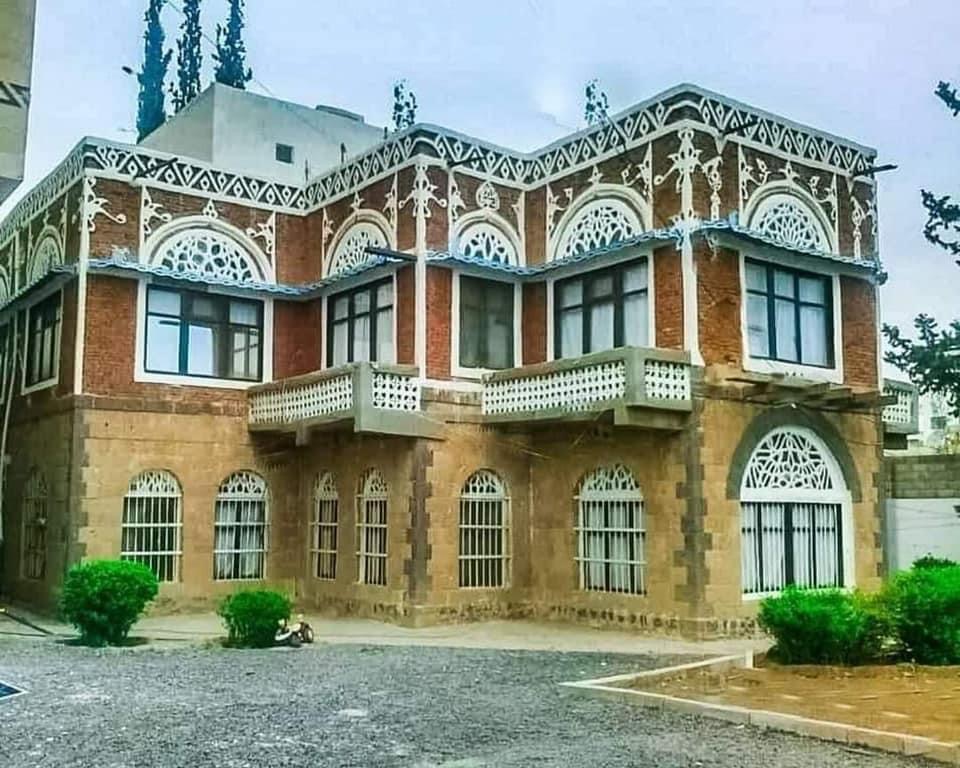 اول صورة لمنزل الفنان السنيدار تثير حالة تفاعل غير مسبوقة وكأنه لوحة رسمت على الورق
