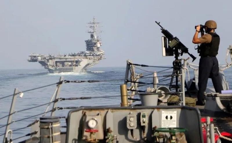 عاجل.. هجوم حوثي على سفينة في خليج عدن وانفجاران عنيفان في باب المندب