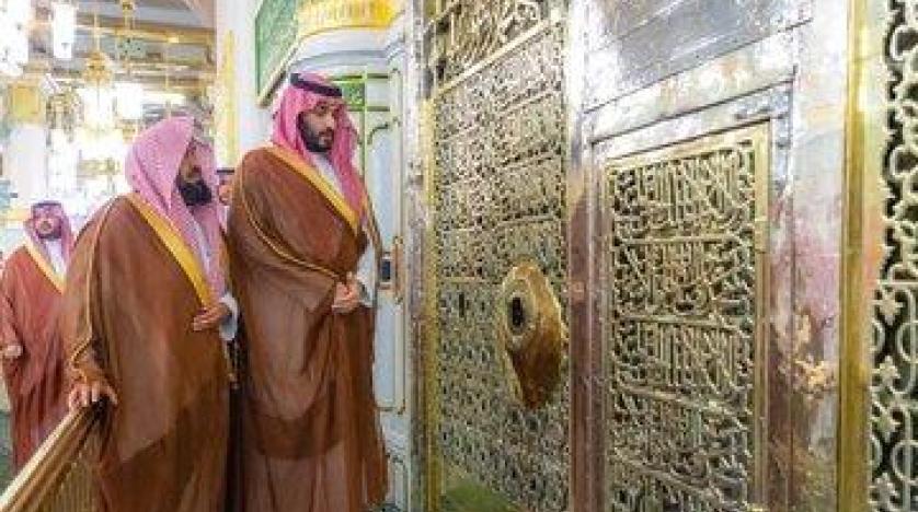 ولي العهد السعودي يزور المسجد النبوي بالمدينة المنورة ويؤدي الصلاة فيه