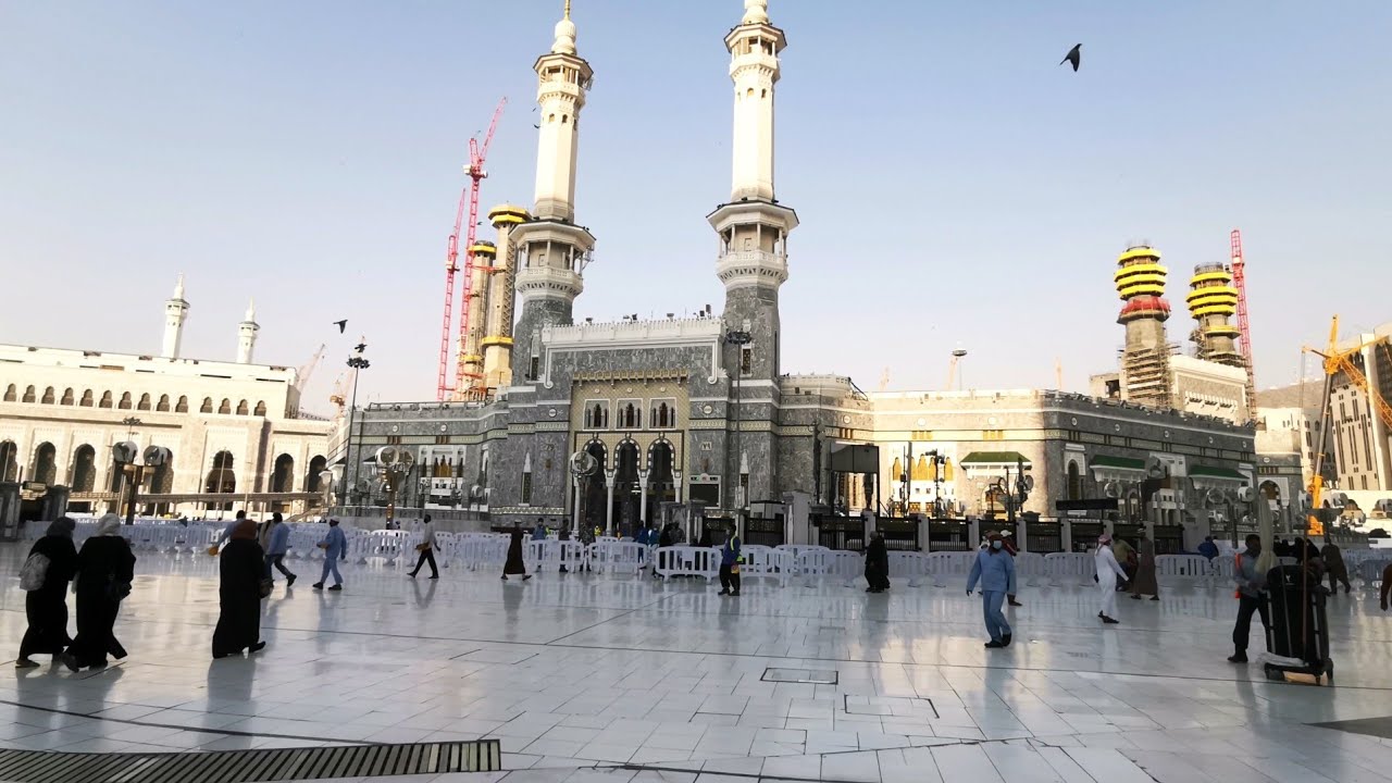 بعض الأشخاص يأكلون والأذان الثاني يؤذن في الفجر لشهر رمضان , فما هي صحة صومهم ؟