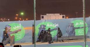 شاهد ..مجندات سعوديات يستعرضن قدراتهن في التصويب بالمسدسات خلال حفل قوات أمن الحج