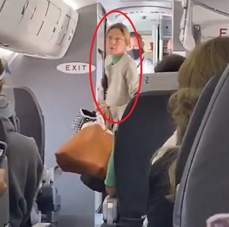 بالفيديو .. لماذا فرح ركاب الطائرة لطرد هذه المرأة؟