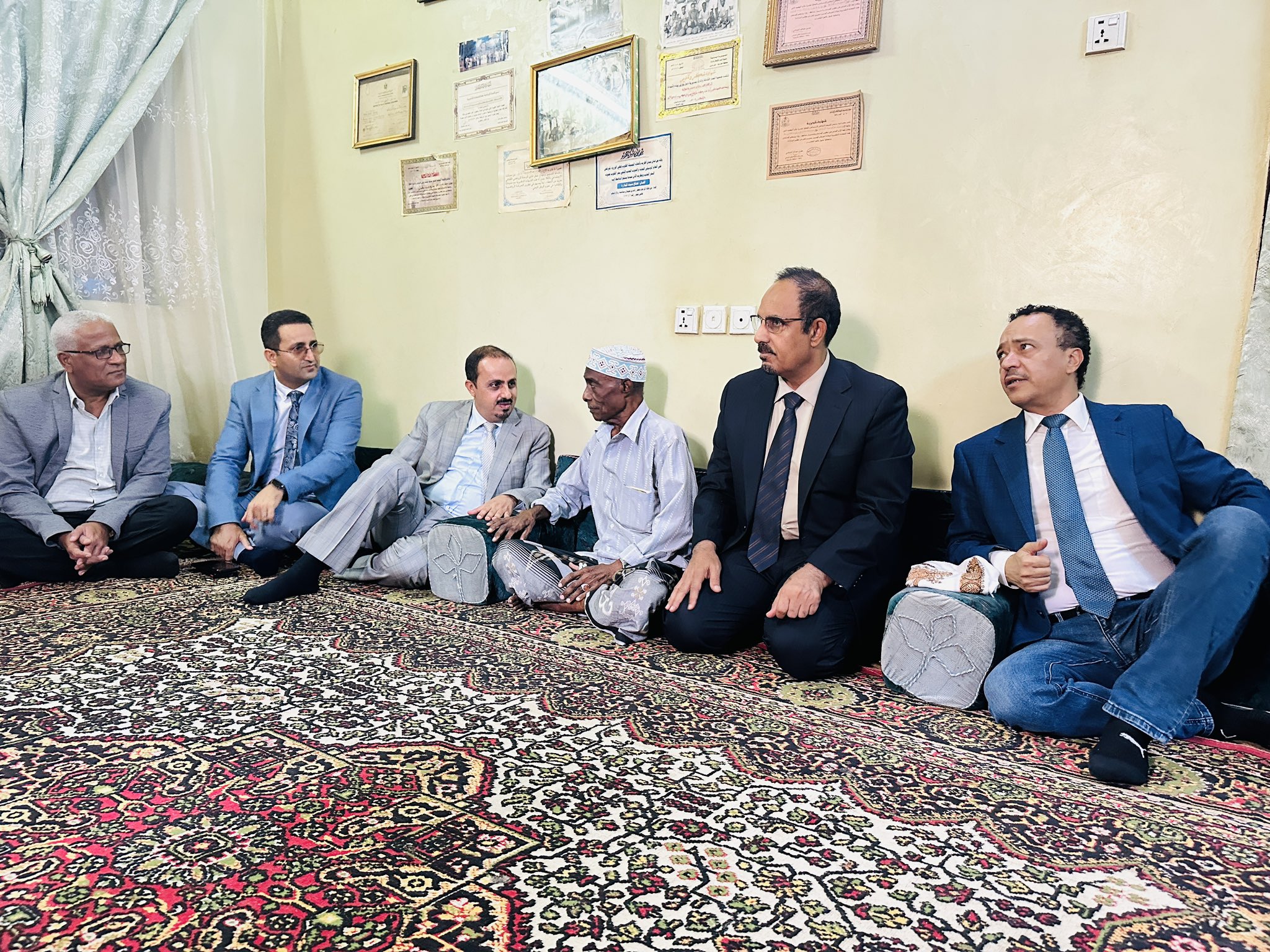 الإرياني وبن ماضي يلتقيان المطرب مفتاح كندارة في منزله بمدينة المكلا بحضرموت
