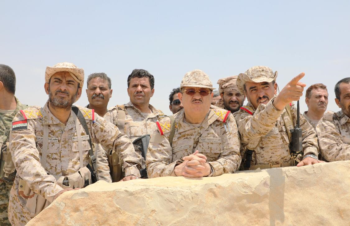 أحد هؤلاء الثلاثة .. مصادر مطلعة في الرياض تكشف اسم وزير الدفاع الذي اختاره الرئيس هادي في التشكيل الحكومي المرتقب!