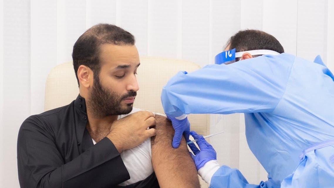 شاهد : اول صورة .. للأمير " محمد بن سلمان"  وهو  يتلقى لقاح كورونا .. وهذه بشائر للمقيمين والمواطنين