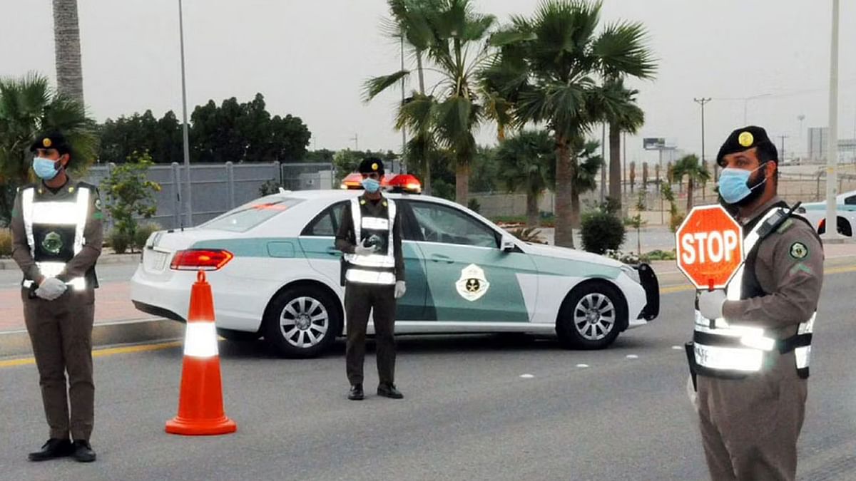 حتى لو كانت واقفة .. المرور السعودي يعلن عن غرامة مالية كبيرة لكل من يقوم بهذا الإجراء بسيارته
