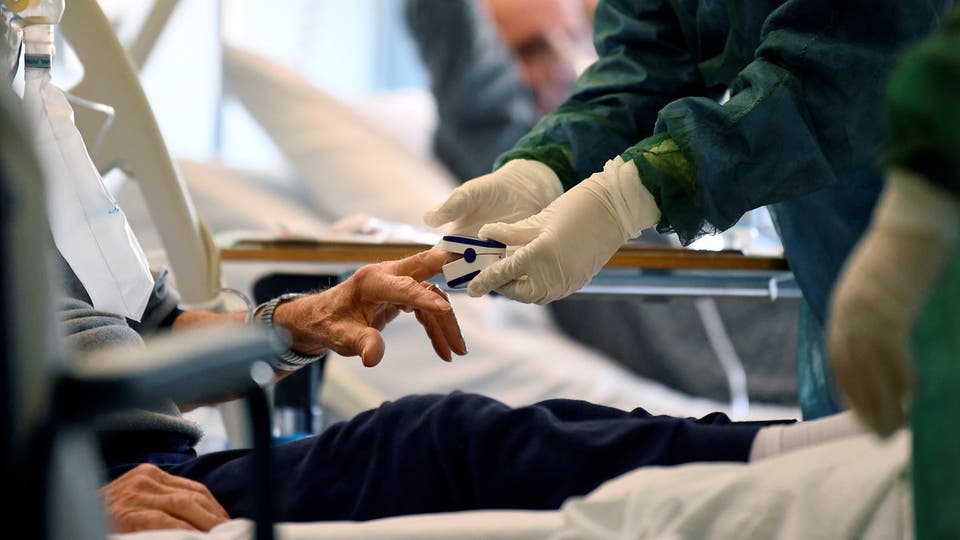 شاهد هذه المفاجأة المدوية التي أذهلت العالم اليوم مواطن يبلغ 100 عام يشفى من فيروس كورونا .. والسبب هذه النبتة الخطيرة التي تتواجد في اليمن 
