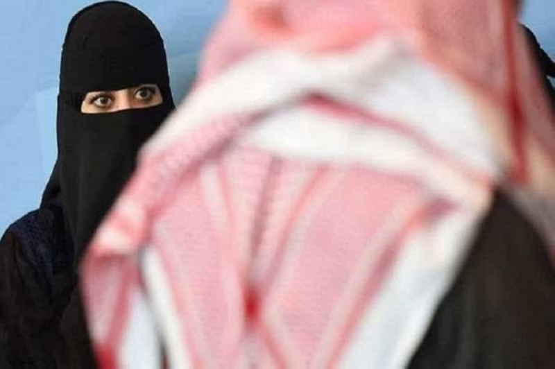 شاهد بالفيديو.. زوج يحتضن زوجته أمام الملأ ويثير ضجة واسعة في السعودية 