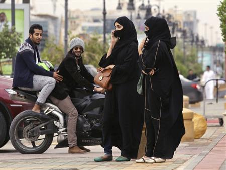 انتشار صور لشباب وفتيات وهم يقومون بحركات غريبة يثير ضجة واسعة بالسعودية.. شاهد