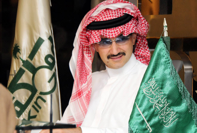 الإعلامي عمرو أديب يتلقى حقيبة مغلقة من الأمير السعودي الوليد بن طلال.. المفاجأة ماذا وجد بداخلها!