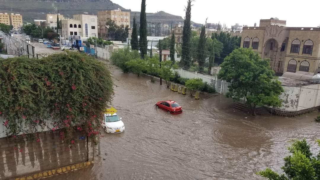 شاهد أولى صور غرق صنعاء وهوول الكارثة التي نزلت على مختلف شوارع العاصمة في الأثناء 