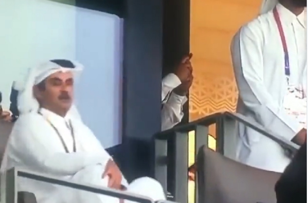 رد فعل غير متوقعة من أمير قطر بعد صد حارس بولندا ركلة جزاء المنتخب السعودي .. شاهد الفيديو